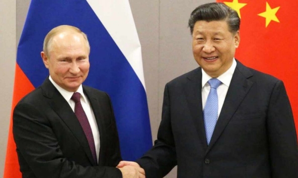 Экономисты обсуждают, что Россия и Китай потенциально разрабатывают обеспеченную золотом валюту, которая может подорвать доллар США